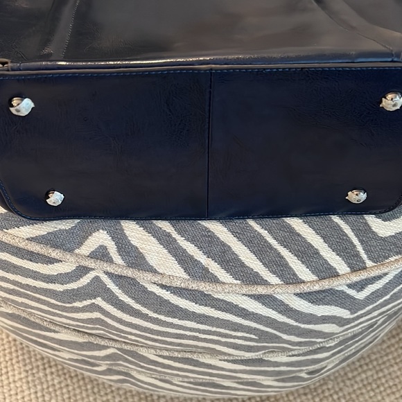 NWOT blue leather tote bag in navy blue. Lovely shape. Well sewn and strong. - Picture 5 of 8